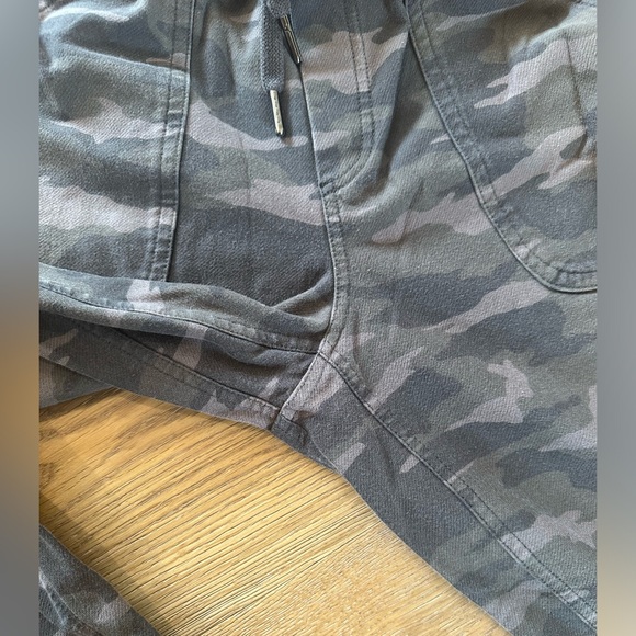 Athleta Farallon Jogger Camo size 6 - Picture 3 of 6